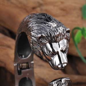 Détail macro du bracelet tête d'ours en argent rétro avec texture de fourrure gravée
