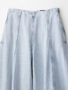 Detail van de lichtblauwe balloon jeans met hoge taille, denim textuur en stiksels