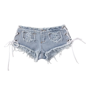 Dettaglio degli shorts in denim azzurro con lacci laterali e orlo sfrangiato moderno