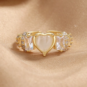Anello regolabile in oro con pietra occhio di gatto a cuore e zirconi su raso