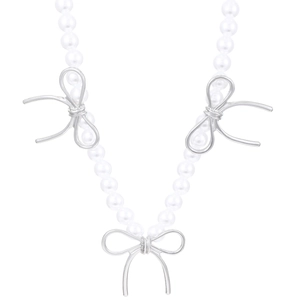 Collier élégant en perles blanches avec trois nœuds en métal argenté sur fond blanc