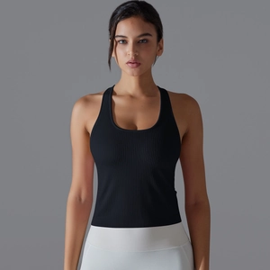Vue détaillée de la texture du tissu côtelé sur le débardeur de yoga noir ajusté
