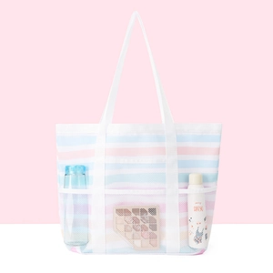 Detailansicht der Netztaschen an der Strandtasche mit Wasserflasche und Sonnenschutzmittel