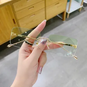 Rahmenlose rechteckige Sonnenbrille mit grünen Verlaufsgläsern und goldenen Metallbügeln