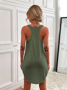 Gros plan du dos de la robe tricotée vert armée à dos nageur et coupe ajustée élégante