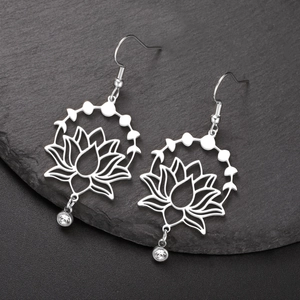 Vue détaillée de boucles d'oreilles lotus évidées en argent avec zircons sur ardoise