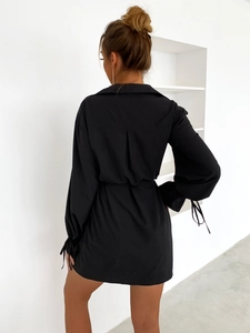Elegante vestido negro de manga larga con cuello en V y pliegues en la espalda