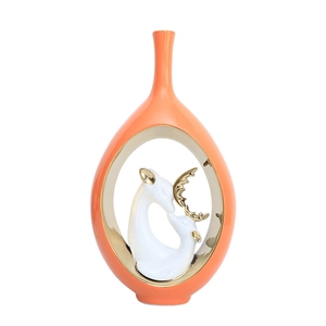 Vaso moderno in ceramica arancione con bordo dorato e statuette di cervo per la casa
