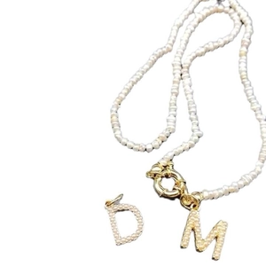 Collier en perles d'eau douce fait main avec fermoir doré et pendentifs lettres DM