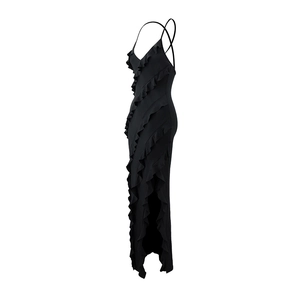 Vue détaillée de la robe noire à col en V avec fente latérale et volants superposés