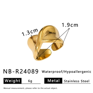 Detailweergave van de gouden roestvrijstalen knoopring met maten en specs
