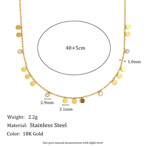 Collier en acier inoxydable plaqué or 18 carats avec disques zircon et chaîne perlée