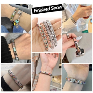 Dettaglio del bracciale componibile italiano con icone di cuori e fiori smaltati