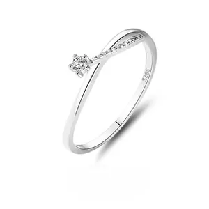 Dettaglio del marchio S925 in argento e dello zircone brillante sulla fascia dell'anello