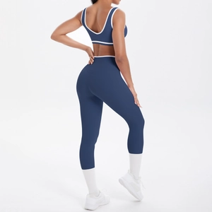 Detail der High-Waist-Yogahose und des rückenfreien Sport-BHs mit weißen Paspeln