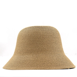 Détail de la texture tressée et de la boucle de ceinture sur ce chapeau de paille