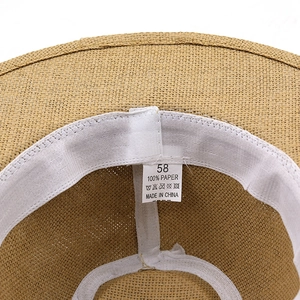 Détail du bandeau intérieur et de l'étiquette 100% papier sur le chapeau de paille