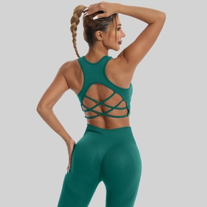 Vue détaillée d'un ensemble de yoga vert foncé sans couture avec dos croisé sur le soutien-gorge