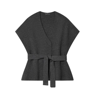 Ensemble tricot gris foncé pour femme avec col en V et ceinture sur fond blanc