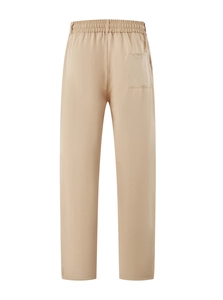 Dettaglio dei pantaloni casual kaki con vita elastica a coulisse e tasca posteriore