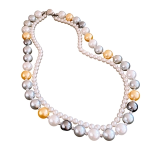 Collier double rang de perles vintage français avec perles blanches, argentées et dorées sur blanc