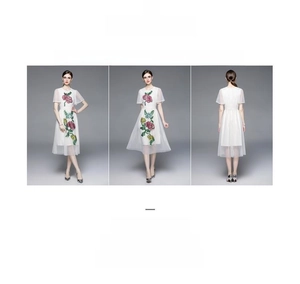 Vues détaillées multi-angles d'une robe en tulle blanc avec broderies florales colorées