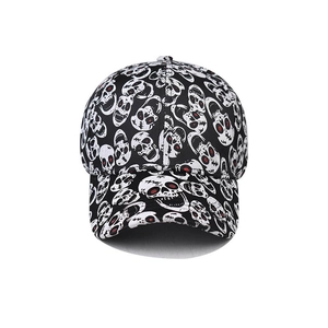 Klassische schwarze Baseballkappe mit weißem Totenkopf-Print und roten Augen für alle
