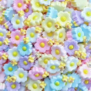 Nahaufnahme von gemischten Schmetterling-, Bienen- und Blumen-DIY-Zubehör aus Harz