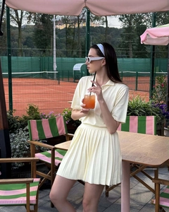 Hellgelbes Tennis-Set aus Poloshirt und Plissee-Rock in hochwertiger Waffeloptik
