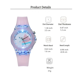 Détail de la montre LED rose avec cadran pastèque et bracelet en silicone souple