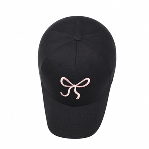 Casquette de baseball noire classique avec broderie nœud rose et design à six panneaux