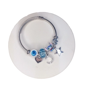 Silbernes Schlangenarmband mit Stitch-Anhänger, blauen Kristallen und Himmelsmotiven