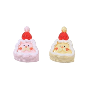 Handgefertigte Miniatur-Erdbeerkuchen-Anhänger aus Harz in Gelb und Rosa
