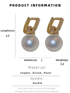 Vue détaillée de boucles d'oreilles perles montrant la hauteur de 2,5 cm et le zircon