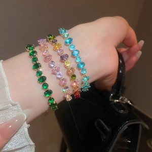 Détails de bracelets ajustables avec des zircons colorés ovales et un placage en or