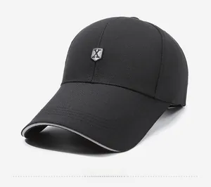 Détail de la casquette de sport noire avec logo X argenté et texture en maille aérée