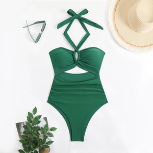 Costume intero verde scuro con scollo all'americana, dettagli cut-out e accessori piatti