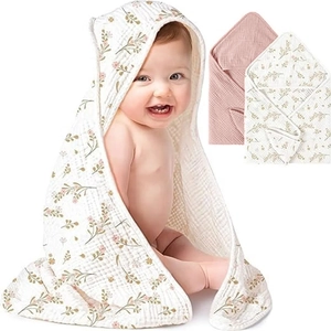 Detail of four-layer cotton gauze baby hooded bath towel with floral and pink patterns