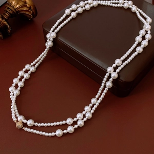 Détail d'un collier de perles double épaisseur avec fermoir doré serti de diamants