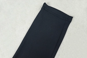 Gros plan détaillé des coutures du tissu noir élastique et texture en maille premium