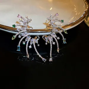 Boucles d'oreilles ear cuffs argentées avec pierres multicolores au design étoilé