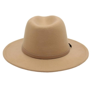 Vue détaillée du chapeau fedora en feutre camel avec une fine bande décorative en cuir