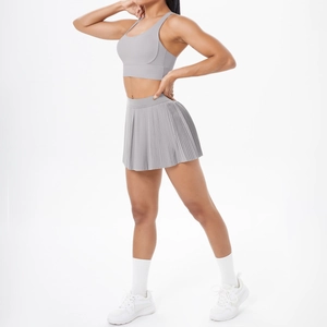 Détails de l'ensemble de tennis gris clair avec brassière dos croisé et jupe plissée