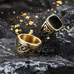 Detail von goldenen Vintage-Ringen mit schwarzem Stein und keltischen Knoten