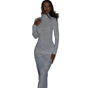 Robe longue blanche moulante avec dos nu sexy et col montant à manches longues