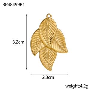 Detailed view of three-leaf gold pendant with 3.2cm height and 4.2g weight specs