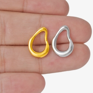 Irregular water-drop 304 stainless steel pendants in gold and silver finishes on a finger