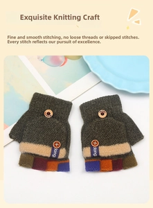 Detail der Winterstrickhandschuhe mit buntem Streifenklappdeckel und Holzknopf-Design