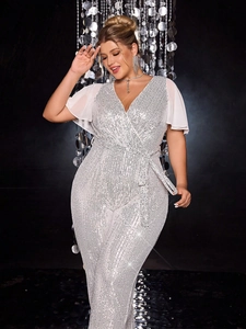 Combinaison grande taille à paillettes argentées avec col en V profond et manches en tulle
