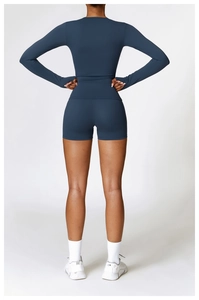 Vue arrière d'un haut de yoga ajusté bleu marine et d'un short de fitness taille haute